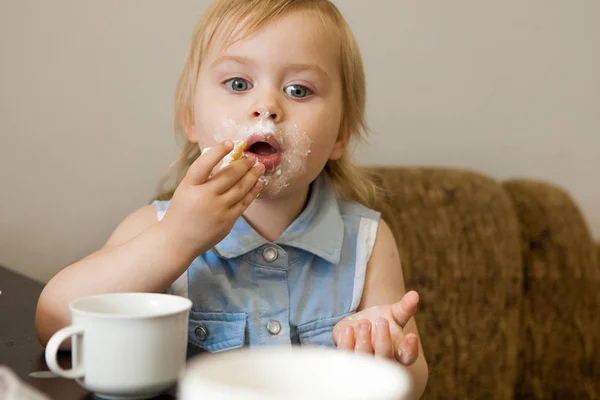 Niña Come Una Hectárea Cocina — Foto de Stock