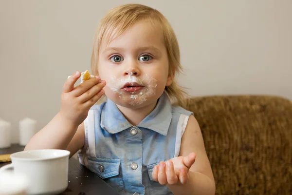 Menina Come Uma Área Cozinha — Fotografia de Stock