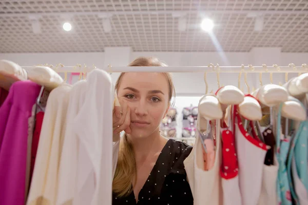 Ropa Moda Estilo Concepto Personas Mujer Eligiendo Ropa Armario Casa — Foto de Stock