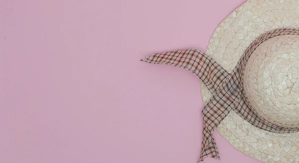 Cappelli donna f Sullo sfondo rosa Concetto di benvenuto estate . — Foto Stock