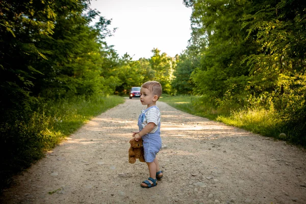 Ein Kleiner Junge Auf Einer Straße Wald Gefahr Straßenverkehr Das — Stockfoto