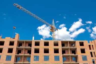 İnşaat Vinç üzerinde bir bina yapım aşamasında. İnşaat site arka plan.