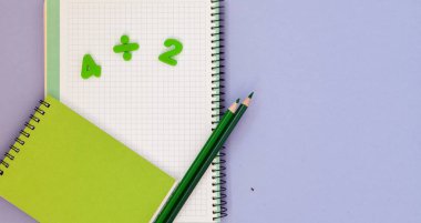 Matematik öğrenme. Çocuklar Resepsiyon boş defter, renkli kalemler ve kopya alanı ile sayılar üstten görünüm