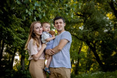 Mutlu genç Aile vakit açık bir yaz günü, mutlu bir aile kavramı.