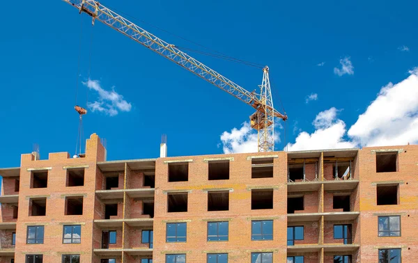 Construction crane over a building under construction. Construction site background — Stock Photo, Image