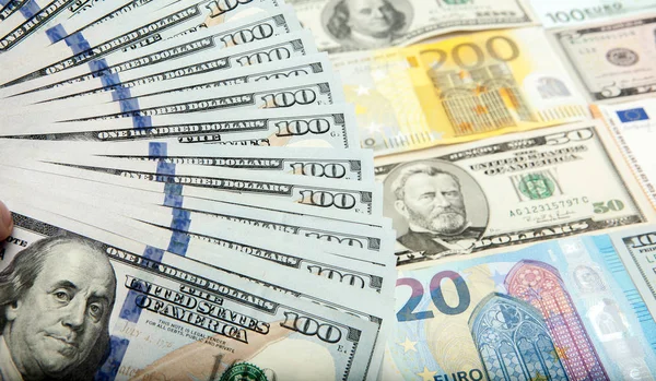 Honderd Dollar Biljetten Tegen Achtergrond Van Euro Dollar — Stockfoto