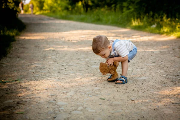 Kleiner Junge Zieht Teddybär Auf Fußweg Auf — Stockfoto