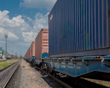 Kapsayıcı bir demiryolu tren Vagonlar yüklendi.