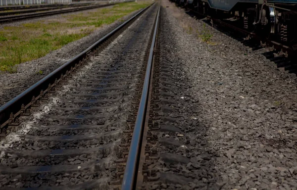 Eisenbahn Bewegung Bei Sonnenuntergang Bahnhof Mit Bewegungsunschärfeffekt Vor Buntem Blauen — Stockfoto