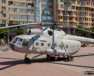 Helikopter ayakta şehrin güzel yaz gününde gri.
