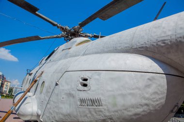 Helikopter ayakta şehrin güzel yaz gününde gri.