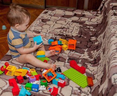 Tatlı küçük çocuk Kulesi evde küpleri oluşturma.