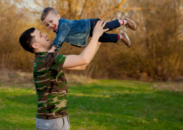Glücklicher Junger Vater Spielt Mit Sohn Freien — Stockfoto