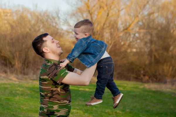 Glücklicher Junger Vater Spielt Mit Sohn Freien — Stockfoto