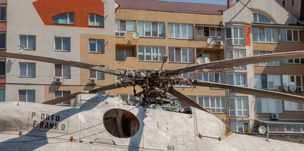 Helikopter Ayakta Şehrin Güzel Yaz Gününde Gri — Stok fotoğraf