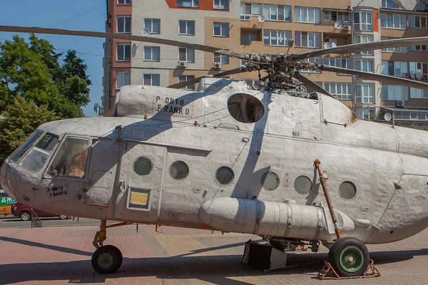 Helikopter ayakta şehrin güzel yaz gününde gri.