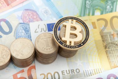 Finansal büyüme kavramı. Avro arka planında bozuk para ve Bitcoin içeren tarih. Fotoğraf yeni sanal para.