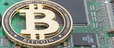 Altın para, bitcoin işlemci ve mikroçipli bilgisayar devre kartı. Elektronik para birimi, internet finansmanı kripto para birimi. Bitcoin madenciliği.