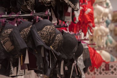 İç giyim iç çamaşırı Mağazası içinde asılı sütyen satır. Reklam, satış, moda kavramı.