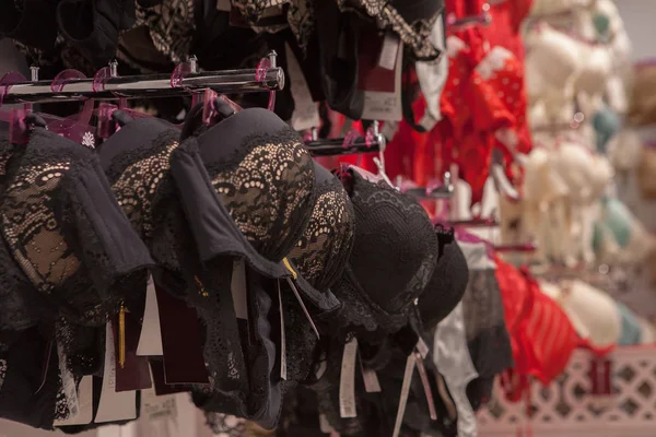 İç giyim iç çamaşırı Mağazası içinde asılı sütyen satır. Reklam, satış, moda kavramı.