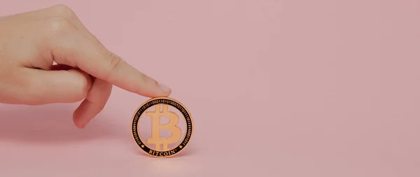 Mulher Mão Segurando Brilhante Bitcoin Ouro Novo Fundo Rosa Espaço — Fotografia de Stock