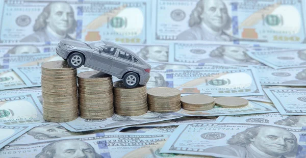 Paraları dolar arka plan üzerinde bir çubuk grafik şeklinde olan bir araba gri modeli. Borç verme, tasarruf, sigorta kavramı.