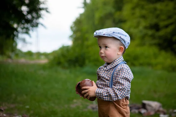 自然の中で大きなチョコレートの卵を持った少年 — ストック写真