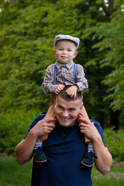 Liten Pojke Och Hans Pappa Njuta Deras Tid Tillsammans Utanför — Stockfoto