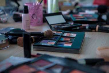 Profesyonel makyaj fırçaları ve araçları, makyaj ürünleri seti.