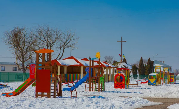 公共の公園でカラフルな子供遊び場活動 スライド モダンな遊び場に子供のためのスイング 都市地域概念 — ストック写真