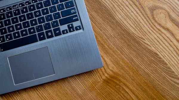 Dizüstü bilgisayar ile ofis resepsiyon masası. Kopya alanı ile Üstten Görünüm.