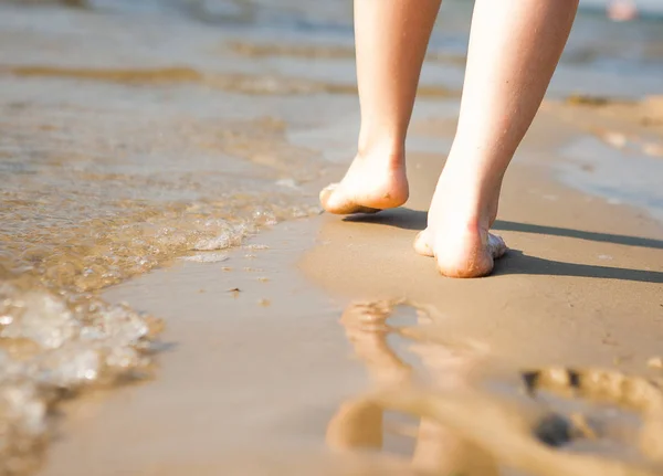 一个女人走在沙滩上 在沙滩上留下脚印 海滩旅行 — 图库照片