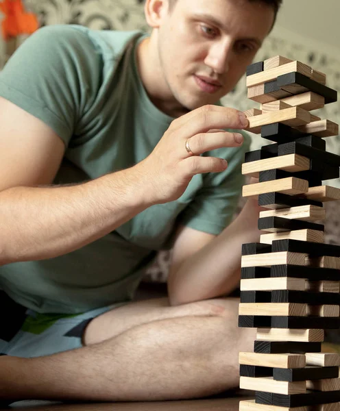 Άνθρωπος Παίζει Ξύλινο Παιχνίδι Στο Σπίτι Έννοια Της Εκπαίδευσης Κινδύνου — Φωτογραφία Αρχείου