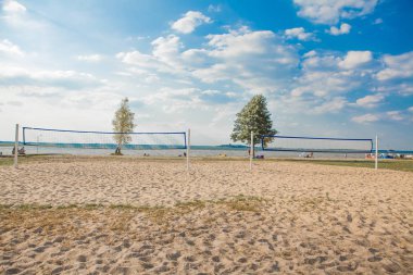 Güneşli bir günde plaj voleybolu ağı. Kumsal ve denizle dolu..