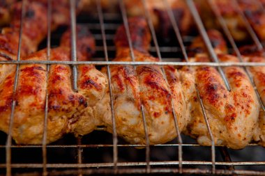Duman ızgarada tavuk Marine bacaklar. Piknik, lezzetli yemekler. Barbekü.