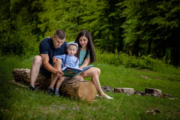 Mãe Feliz Pai Filho Lêem Livro Parque — Fotografia de Stock