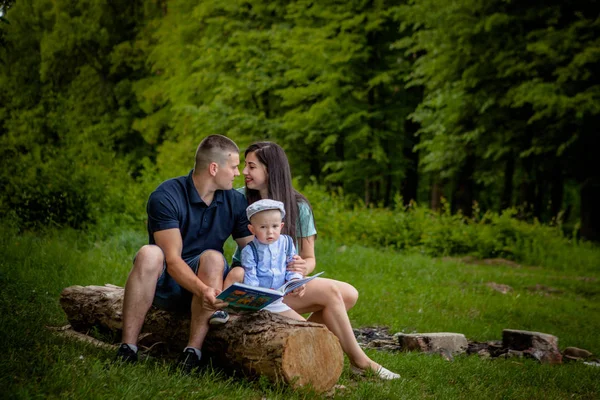 Mãe Feliz Pai Filho Lêem Livro Parque — Fotografia de Stock