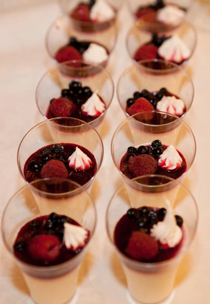 Tatlı çilek ahududu ile bir bardak ve böğürtlenli krema ve granola ile.