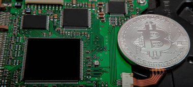 Bitcoin, bilgisayar devre kartı ile bitcoin oluşum ve miniyonga Close-up. Elektronik para, internet finans rypto para birimi. Bitcoin incelemesi.