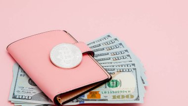 Bitcoin, dolar ve pembe pembe arka plan kopya alanı ile cüzdan.