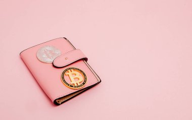 Bitcoins kopya alanı ile pembe arka plan üzerinde pembe bir cüzdan.