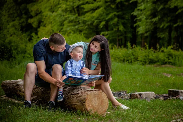 Mãe Feliz Pai Filho Lêem Livro Parque — Fotografia de Stock