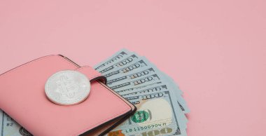 Bitcoin, dolar ve pembe pembe arka plan kopya alanı ile cüzdan.