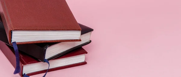 Notebook Rózsaszín Háttér Lapos Oldalán Feküdt — Stock Fotó