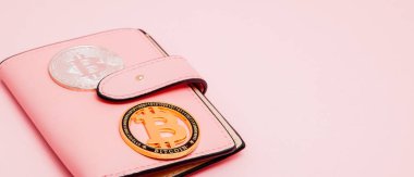Bitcoins kopya alanı ile pembe arka plan üzerinde pembe bir cüzdan.