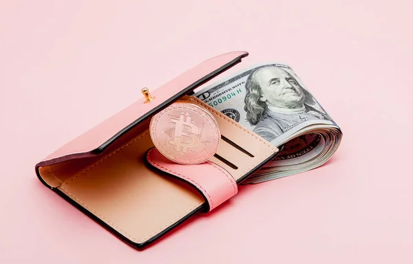 Bitcoin Dólares Uma Carteira Rosa Fundo Rosa Com Espaço Cópia — Fotografia de Stock
