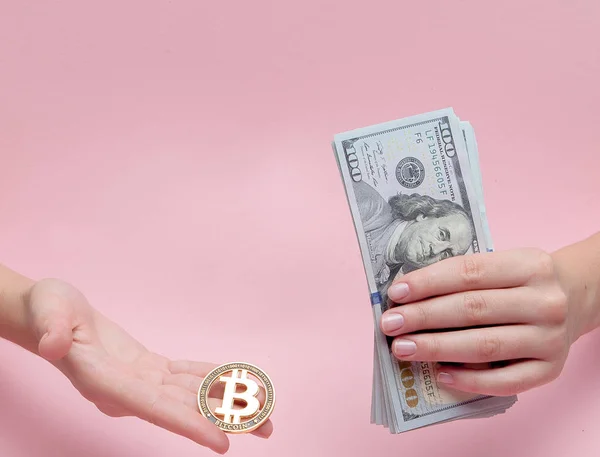 Dólares Bitcoin Mão Uma Mulher Fundo Rosa Com Espaço Cópia — Fotografia de Stock