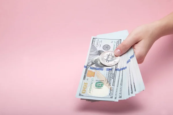 Stapel Dollar Bankbiljetten Vrouwelijke Hand Roze Achtergrond Met Kopie Ruimte — Stockfoto
