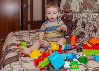 Tatlı küçük çocuk Kulesi evde küpleri oluşturma.