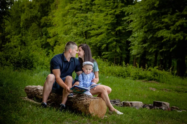 Happy Mother Father Son Read Book Park — Stock Photo, Image